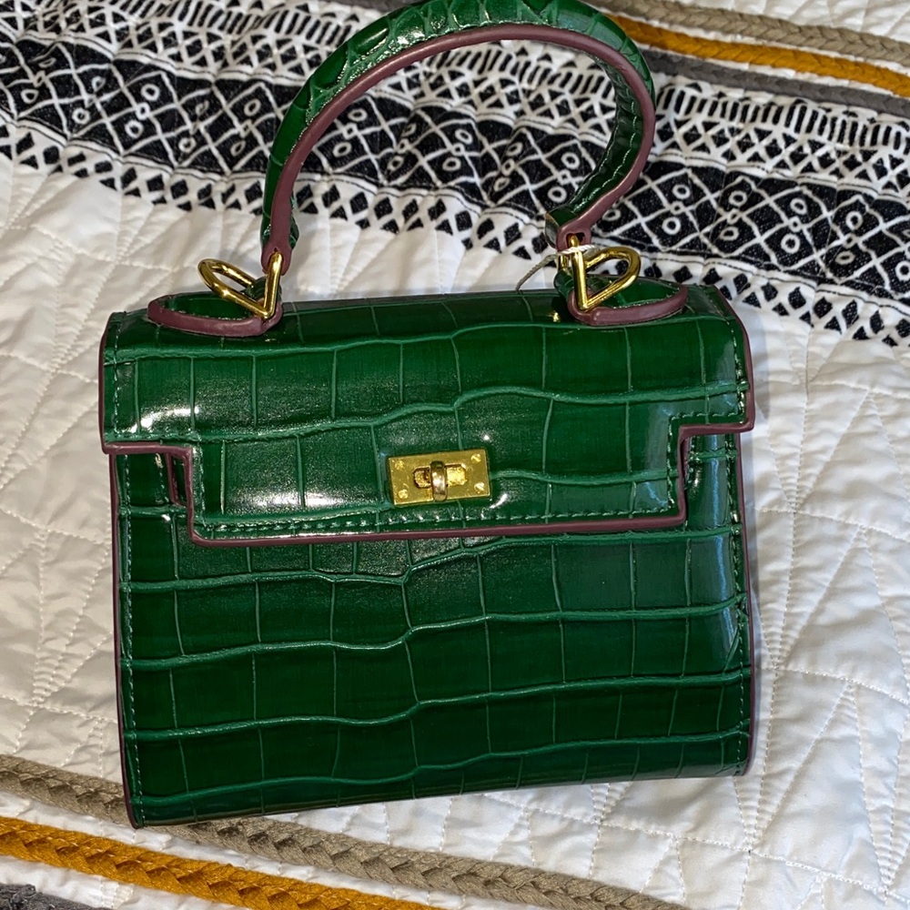 Elegant Green Crocodile-Embossed Handbag